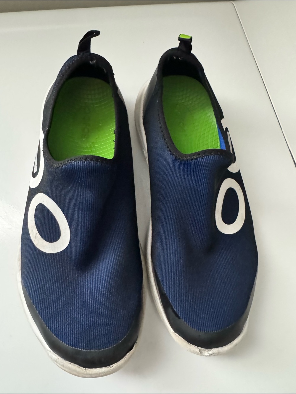 OOFOS Men’s OOmg Sport Slip-On Sneakers in Blue and White